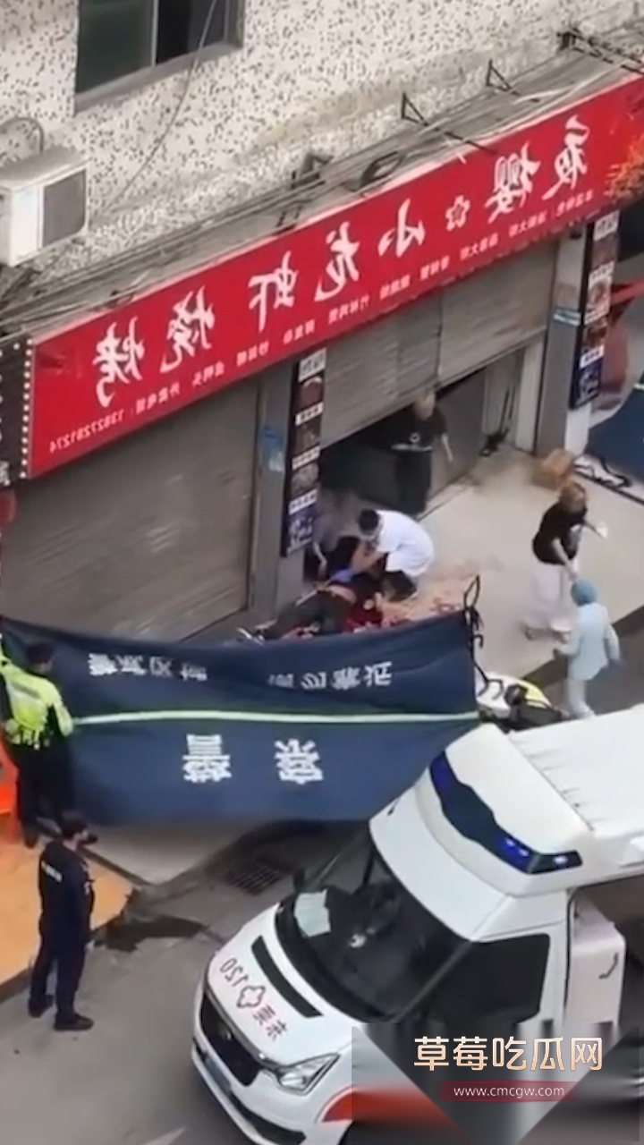 广东东莞夜樱小龙虾烧烤店门口 发生惊心动魄持刀混战事件 现场充斥着女人拉架声且有一黑衣男子躺在血泊中 生死不明！ 4