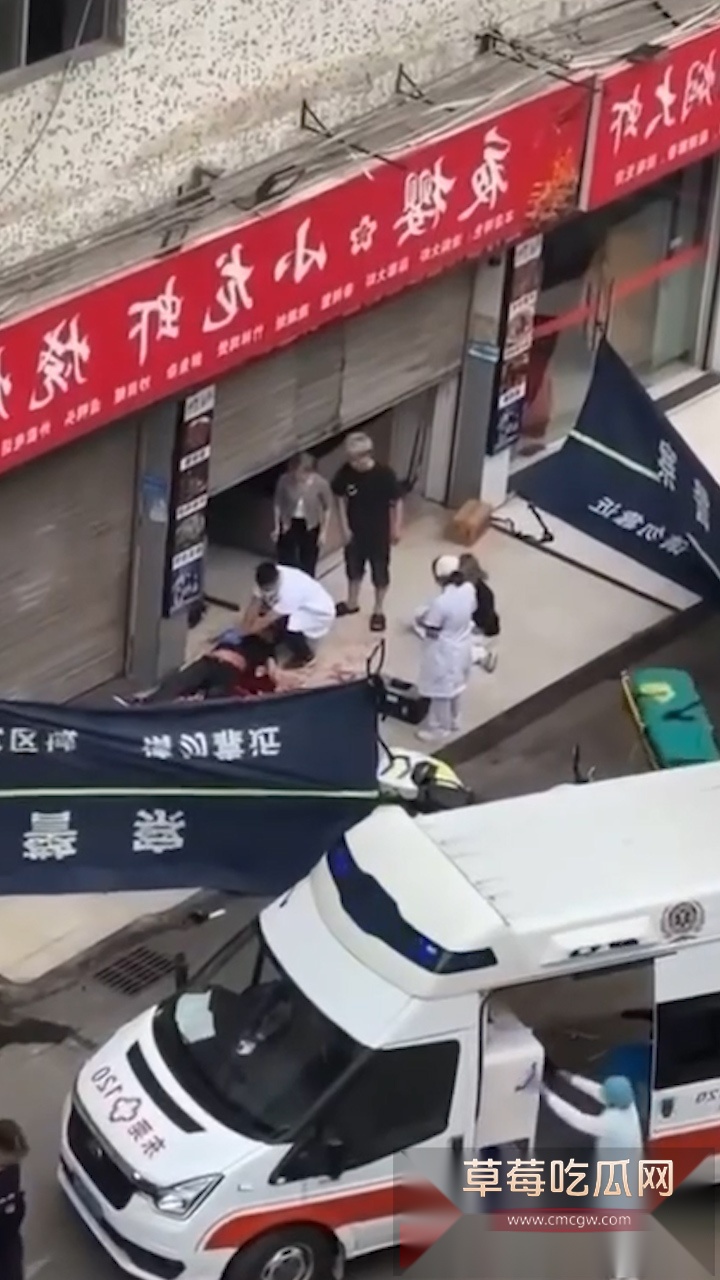 广东东莞夜樱小龙虾烧烤店门口 发生惊心动魄持刀混战事件 现场充斥着女人拉架声且有一黑衣男子躺在血泊中 生死不明！ 5