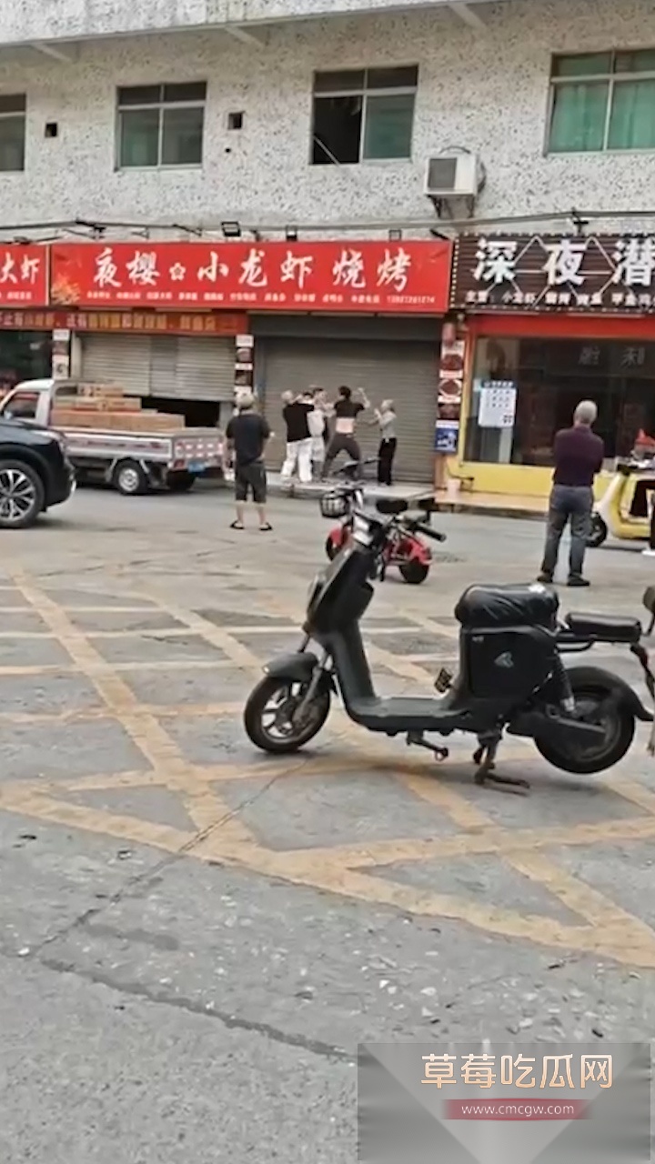 广东东莞夜樱小龙虾烧烤店门口 发生惊心动魄持刀混战事件 现场充斥着女人拉架声且有一黑衣男子躺在血泊中 生死不明！ 6