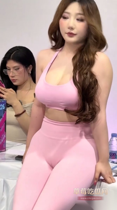 广州成人展重磅推出观众上台互动抽女模屁股的活动 女模只露屁股在外 老司机们拿板子大力猛抽 真过瘾！ 1