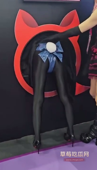 广州成人展重磅推出观众上台互动抽女模屁股的活动 女模只露屁股在外 老司机们拿板子大力猛抽 真过瘾！ 4