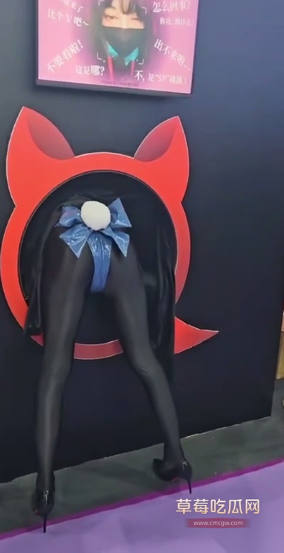 广州成人展重磅推出观众上台互动抽女模屁股的活动 女模只露屁股在外 老司机们拿板子大力猛抽 真过瘾！ 5