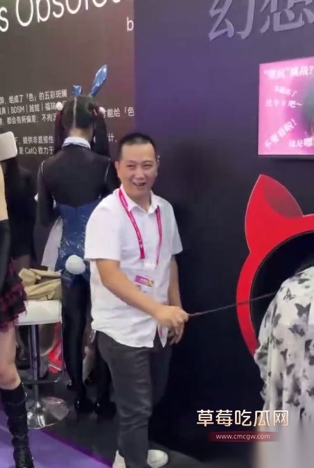 广州成人展重磅推出观众上台互动抽女模屁股的活动 女模只露屁股在外 老司机们拿板子大力猛抽 真过瘾！ 6