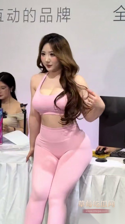 广州成人展重磅推出观众上台互动抽女模屁股的活动 女模只露屁股在外 老司机们拿板子大力猛抽 真过瘾！ 8