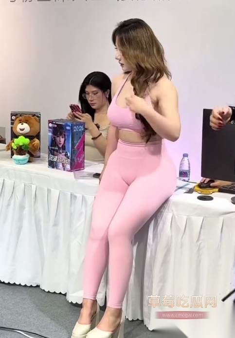 广州成人展重磅推出观众上台互动抽女模屁股的活动 女模只露屁股在外 老司机们拿板子大力猛抽 真过瘾！ 9