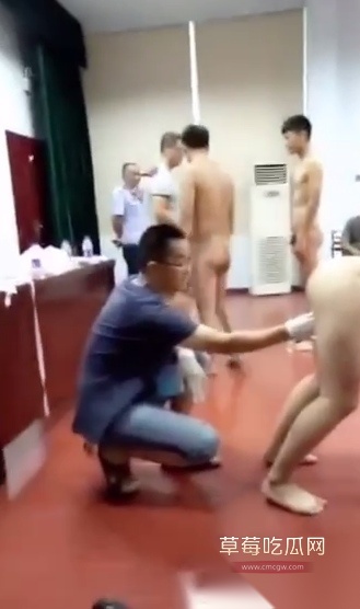 绝密入伍体检视频 报名入伍的新兵蛋子们全裸在小房间里接受检查 光溜溜的一群人被人扒开看屁眼 这是看括约肌够不够扩吗！ 6