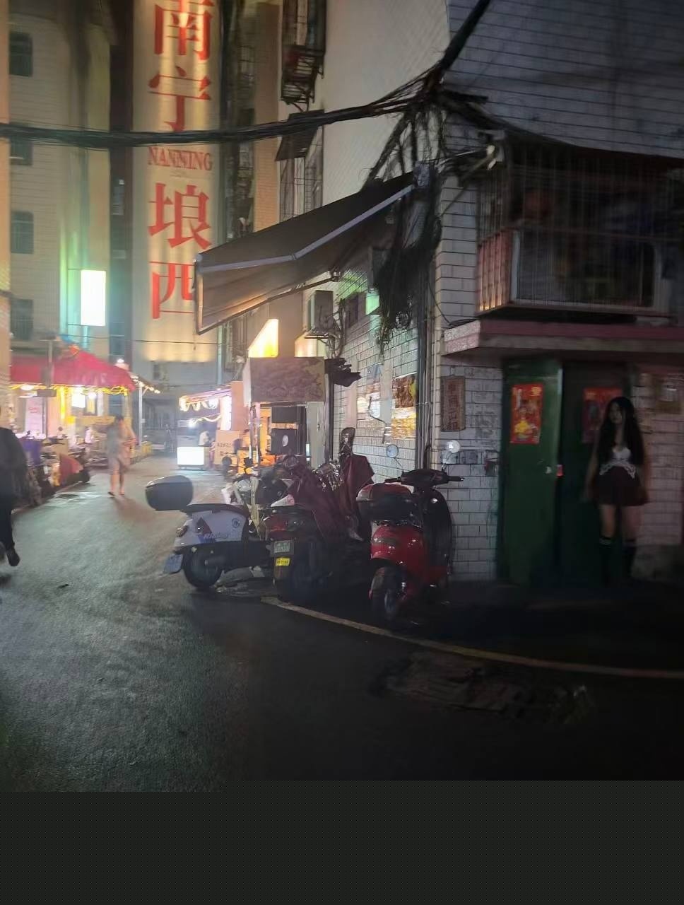 广西蟹老婆蟹黄捞面门口惊现巨美站街女 其超高颜值完美身材引狼友纷纷掏钱打卡 势必要每天第一个操美女! 5 广西蟹老婆蟹黄捞面门口惊现巨美站街女 其超高颜值完美身材引狼友纷纷掏钱打卡 势必要每天第一个操美女! 5