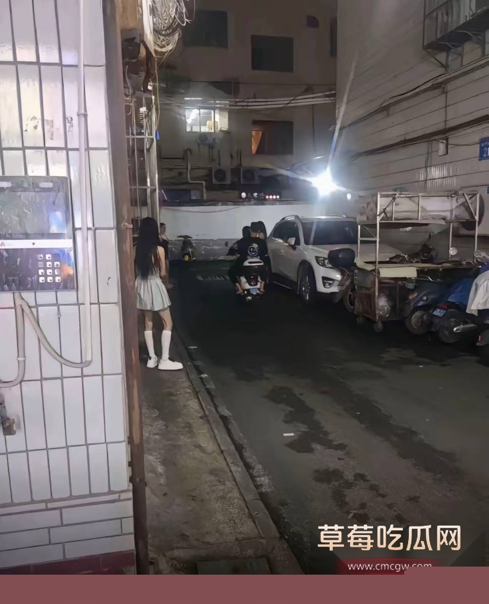 广西蟹老婆蟹黄捞面门口惊现巨美站街女 其超高颜值完美身材引狼友纷纷掏钱打卡 势必要每天第一个操美女! 6 广西蟹老婆蟹黄捞面门口惊现巨美站街女 其超高颜值完美身材引狼友纷纷掏钱打卡 势必要每天第一个操美女! 6