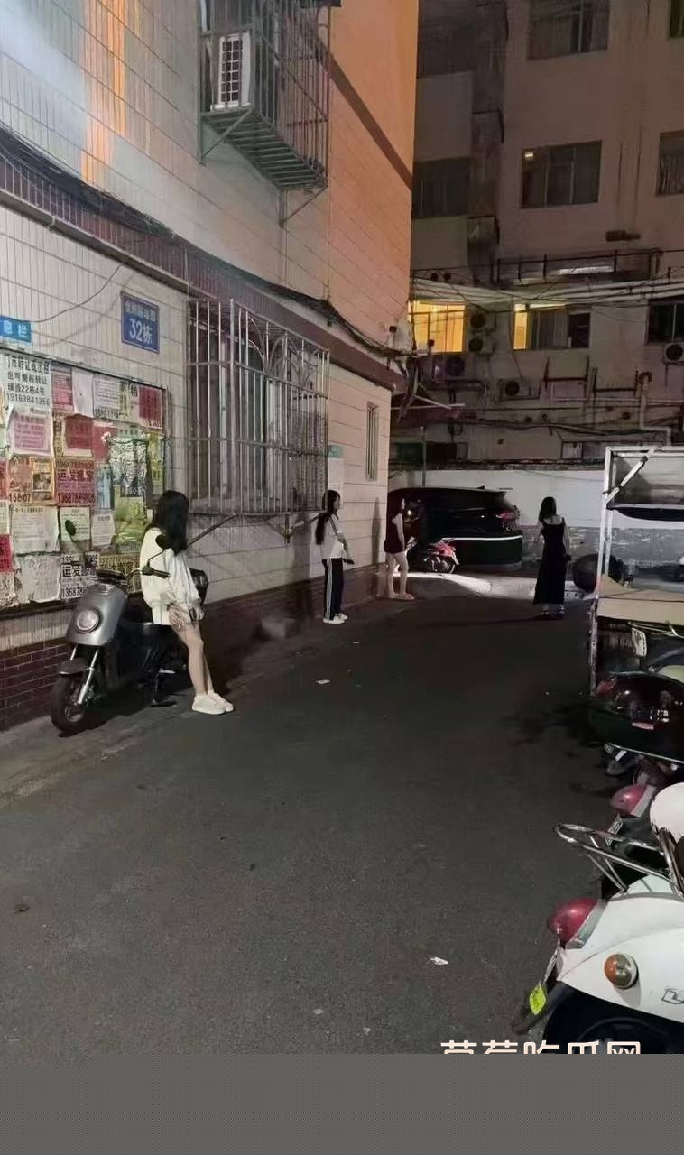 广西蟹老婆蟹黄捞面门口惊现巨美站街女 其超高颜值完美身材引狼友纷纷掏钱打卡 势必要每天第一个操美女! 8 广西蟹老婆蟹黄捞面门口惊现巨美站街女 其超高颜值完美身材引狼友纷纷掏钱打卡 势必要每天第一个操美女! 8