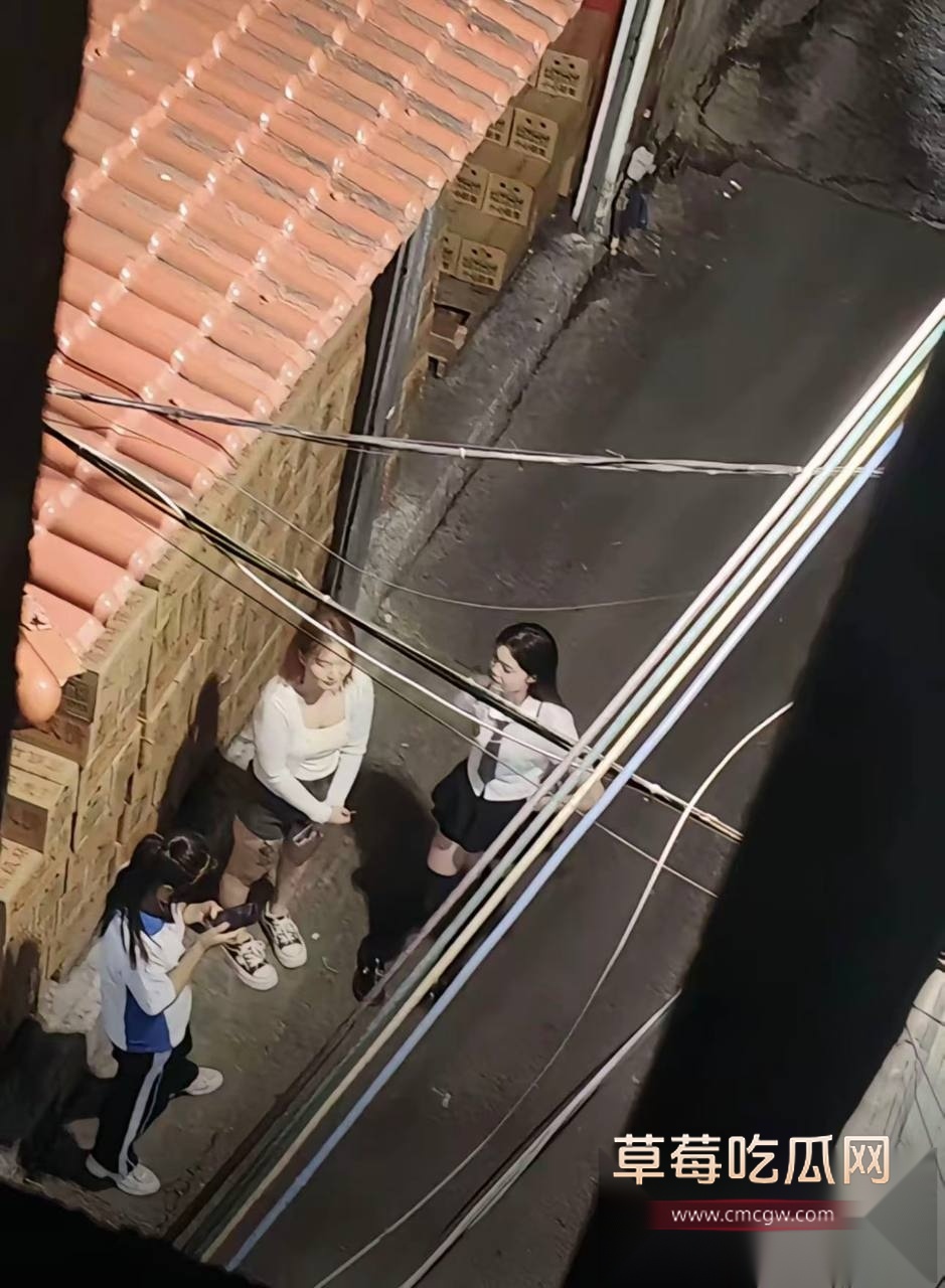 广西蟹老婆蟹黄捞面门口惊现巨美站街女 其超高颜值完美身材引狼友纷纷掏钱打卡 势必要每天第一个操美女! 9 广西蟹老婆蟹黄捞面门口惊现巨美站街女 其超高颜值完美身材引狼友纷纷掏钱打卡 势必要每天第一个操美女! 9