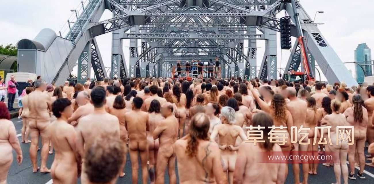 布里斯班几千名裸体男女.jpg
