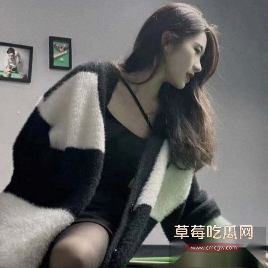 性感台球教练李宇萱这骚货深夜偷偷接客赚外快!紧身短裙黑丝裹翘臀,H杯巨乳晃荡球台上,她跪地深喉客人巨屌,舌尖生猛打螺旋狂舔马眼,螺旋状游走敏感冠沟,口水拉丝滴到台球上。 2 性感台球教练李宇萱这骚货深夜偷偷接客赚外快!紧身短裙黑丝裹翘臀,H杯巨乳晃荡球台上,她跪地深喉客人巨屌,舌尖生猛打螺旋狂舔马眼,螺旋状游走敏感冠沟,口水拉丝滴到台球上。 2