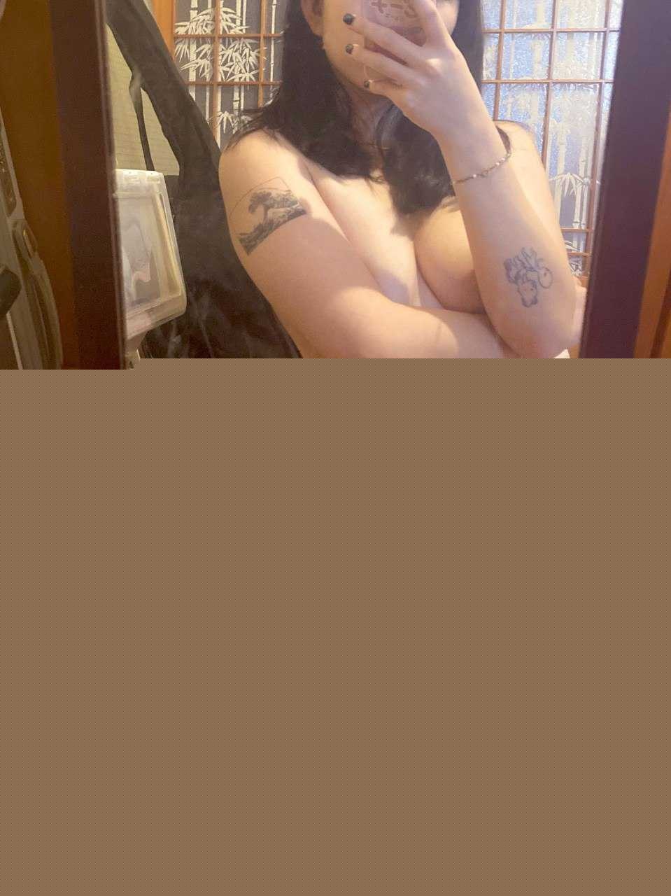 淫水咕叽咕叽直流,粉嫩阴唇被拉扯到变形。她高潮时翻白眼喷出一大股透明潮吹,喷得镜头全是水珠,子宫痉挛抽搐不止。裸照里她摆出各种淫荡姿势,掰开白虎逼露粉红嫩肉,舌头舔嘴唇眼神勾魂,简直是极品反差婊!前男友说这贱货被操过无数次还这么紧,视频里自慰到失禁,尿液混着淫水喷满床单,彻底暴露本性! 17 淫水咕叽咕叽直流,粉嫩阴唇被拉扯到变形。她高潮时翻白眼喷出一大股透明潮吹,喷得镜头全是水珠,子宫痉挛抽搐不止。裸照里她摆出各种淫荡姿势,掰开白虎逼露粉红嫩肉,舌头舔嘴唇眼神勾魂,简直是极品反差婊!前男友说这贱货被操过无数次还这么紧,视频里自慰到失禁,尿液混着淫水喷满床单,彻底暴露本性! 17