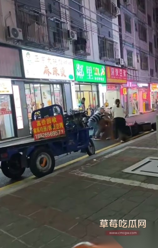 广东深圳龙岗区 女人出轨被老公抓到 刀仔老公当场拔刀怒捅奸夫 女人上去阻拦照样被砍到浑身是血 真是活该！ 1