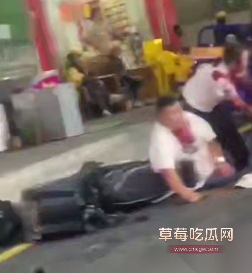 广东深圳龙岗区 女人出轨被老公抓到 刀仔老公当场拔刀怒捅奸夫 女人上去阻拦照样被砍到浑身是血 真是活该！ 3