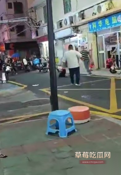 广东深圳龙岗区 女人出轨被老公抓到 刀仔老公当场拔刀怒捅奸夫 女人上去阻拦照样被砍到浑身是血 真是活该！ 4