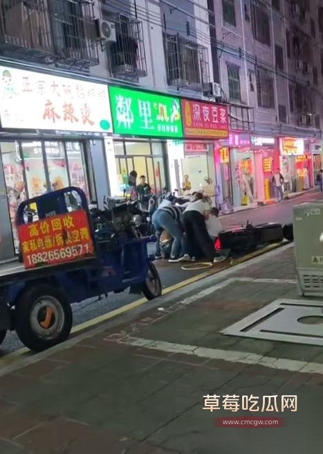 广东深圳龙岗区 女人出轨被老公抓到 刀仔老公当场拔刀怒捅奸夫 女人上去阻拦照样被砍到浑身是血 真是活该！ 5