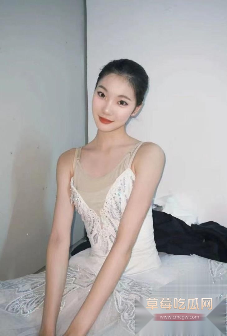 北京市海韵艺术学校芭蕾舞美女 胡妍慈 被金主重金定制 芭蕾艺术家发骚视频 穿芭蕾舞服的妹子浴室一字马放尿 真难得一见！ 3