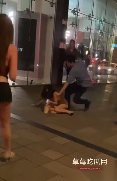 台北市信义区一台籍男子突然出手对两位女裝打扮身材超绝的泰籍男子拳打脚踢 疑似被人妖骗过感情 4 台北市信义区一台籍男子突然出手对两位女裝打扮身材超绝的泰籍男子拳打脚踢 疑似被人妖骗过感情 4