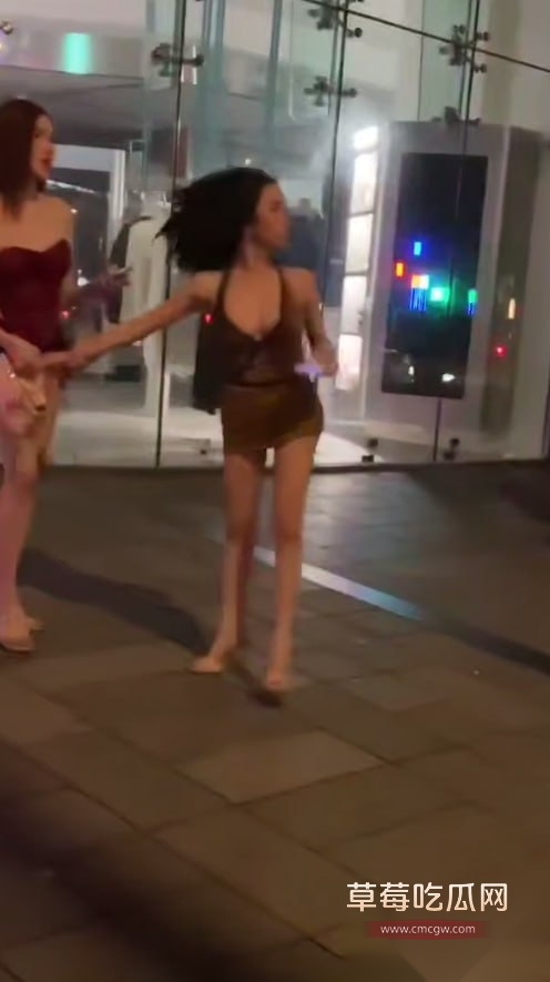 台北市信义区一台籍男子突然出手对两位女裝打扮身材超绝的泰籍男子拳打脚踢 疑似被人妖骗过感情 5 台北市信义区一台籍男子突然出手对两位女裝打扮身材超绝的泰籍男子拳打脚踢 疑似被人妖骗过感情 5