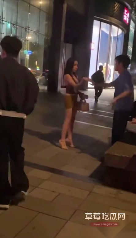 台北市信义区一台籍男子突然出手对两位女裝打扮身材超绝的泰籍男子拳打脚踢 疑似被人妖骗过感情 6 台北市信义区一台籍男子突然出手对两位女裝打扮身材超绝的泰籍男子拳打脚踢 疑似被人妖骗过感情 6