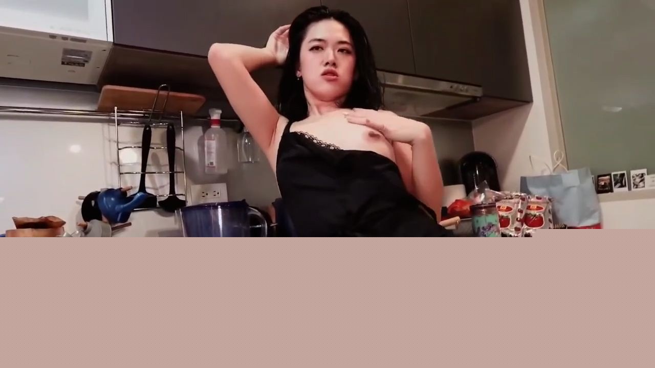 推特福利姬Muna厨房激情自慰福利1 推特福利姬Muna厨房激情自慰福利1