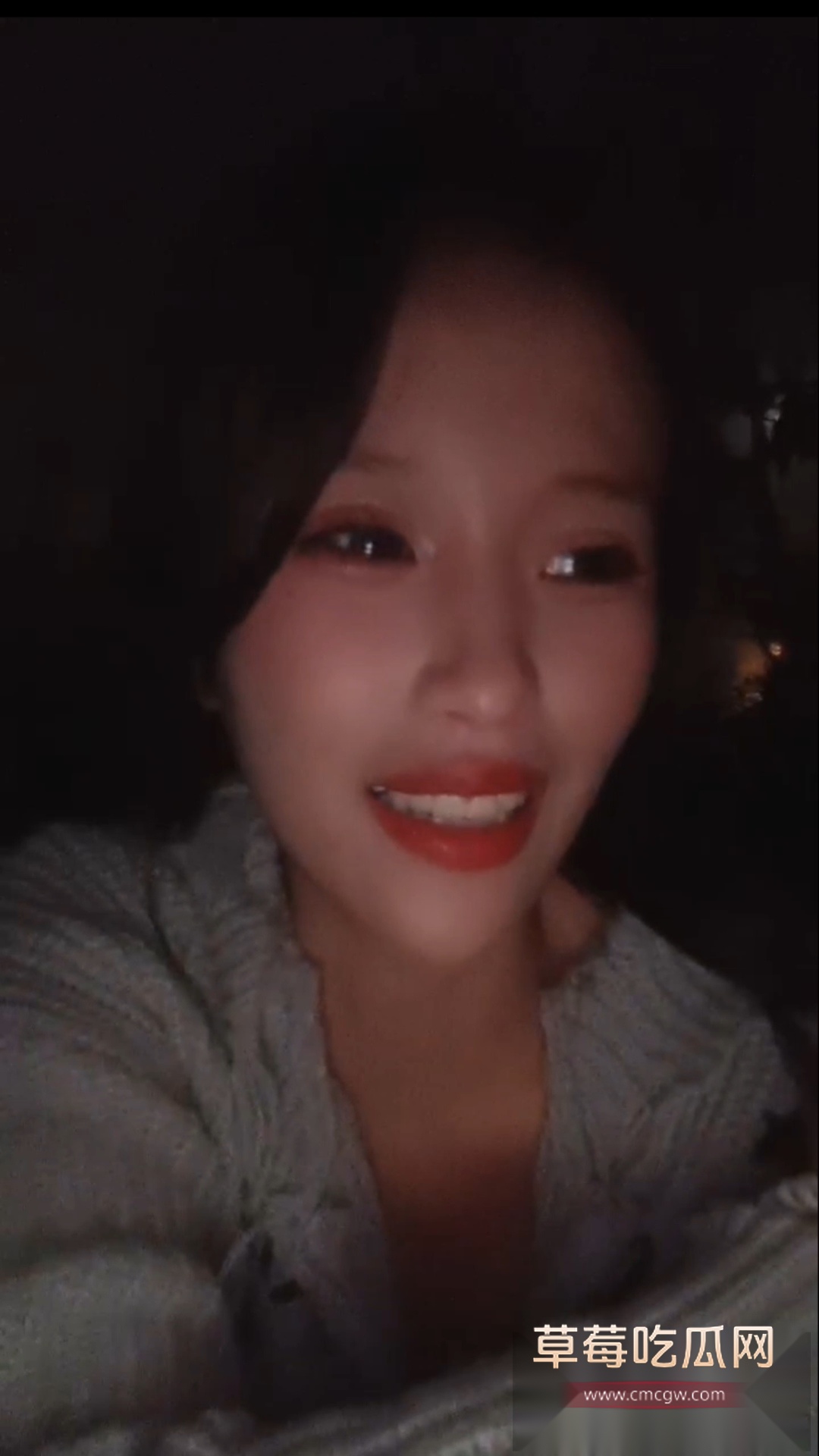 大红唇骚货夜晚江边勾引钓鱼佬 3