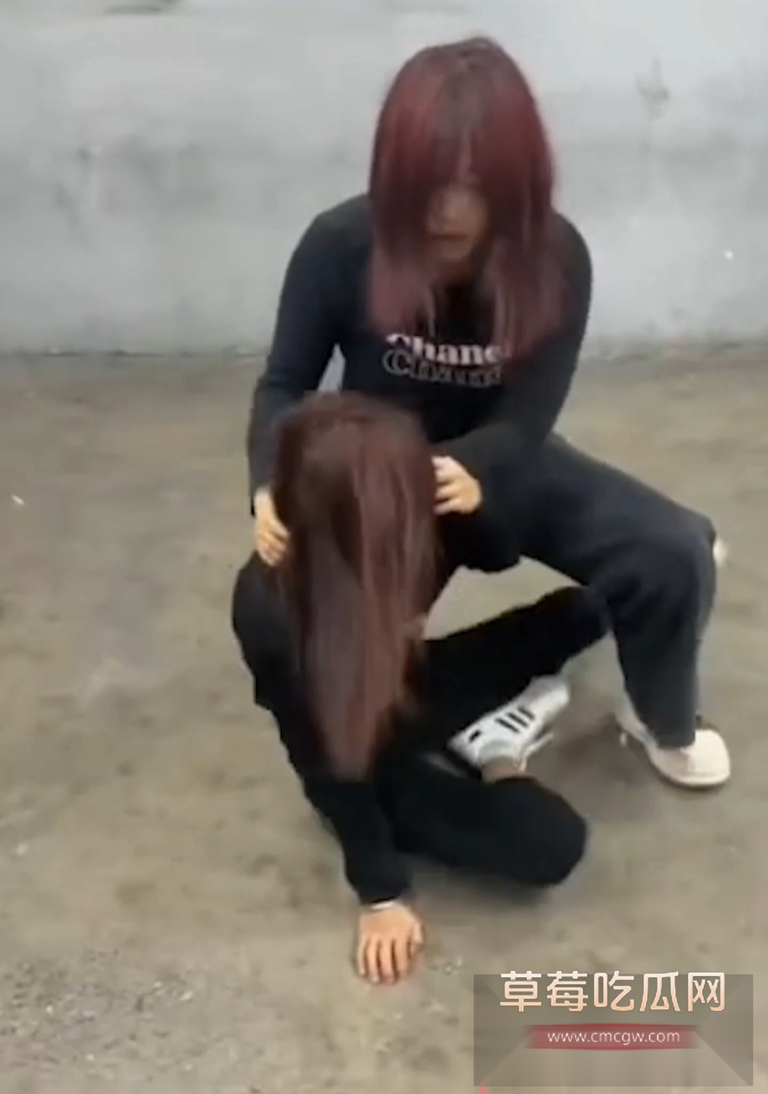 沈阳地下停车场俩精神小妹约架互殴 8 沈阳地下停车场俩精神小妹约架互殴 8