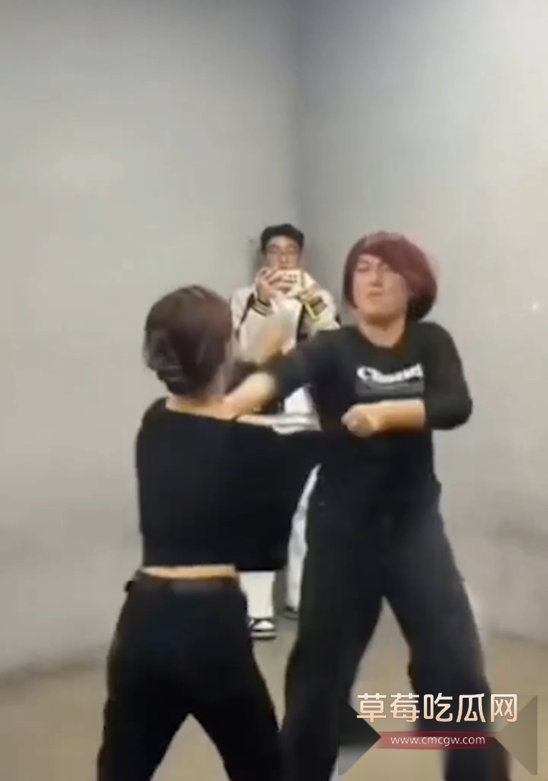 沈阳地下停车场俩精神小妹约架互殴 9 沈阳地下停车场俩精神小妹约架互殴 9