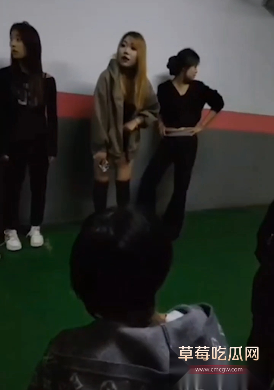 沈阳地下停车场俩精神小妹约架互殴 11 沈阳地下停车场俩精神小妹约架互殴 11