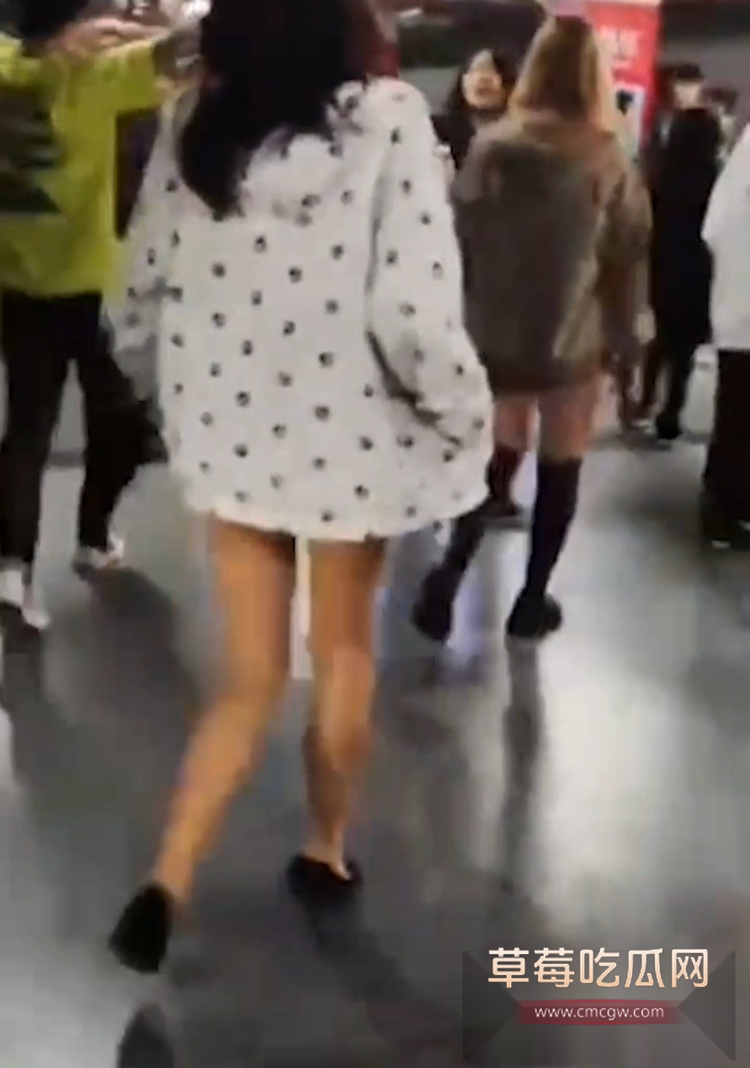 沈阳地下停车场俩精神小妹约架互殴 12 沈阳地下停车场俩精神小妹约架互殴 12