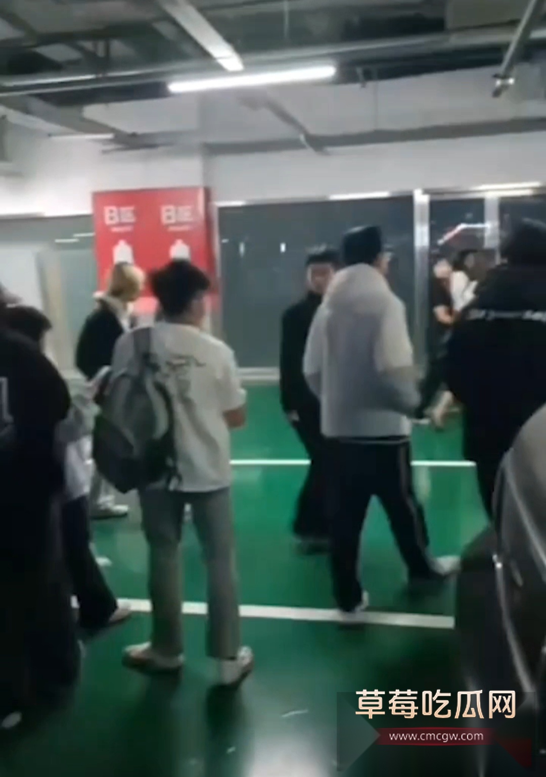 沈阳地下停车场俩精神小妹约架互殴 14 沈阳地下停车场俩精神小妹约架互殴 14