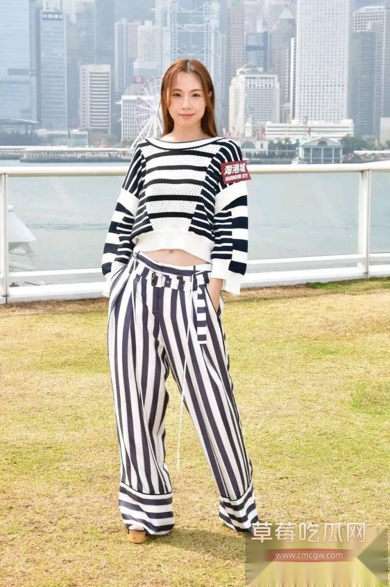 香港男歌手苏永康被曝出轨嫩妹女演员邓丽欣 狗仔偷拍下二人床上激情视频 网友辣评 现任老婆就是小三上位 不足为奇！ 1