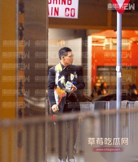 香港男歌手苏永康被曝出轨嫩妹女演员邓丽欣 狗仔偷拍下二人床上激情视频 网友辣评 现任老婆就是小三上位 不足为奇！ 21