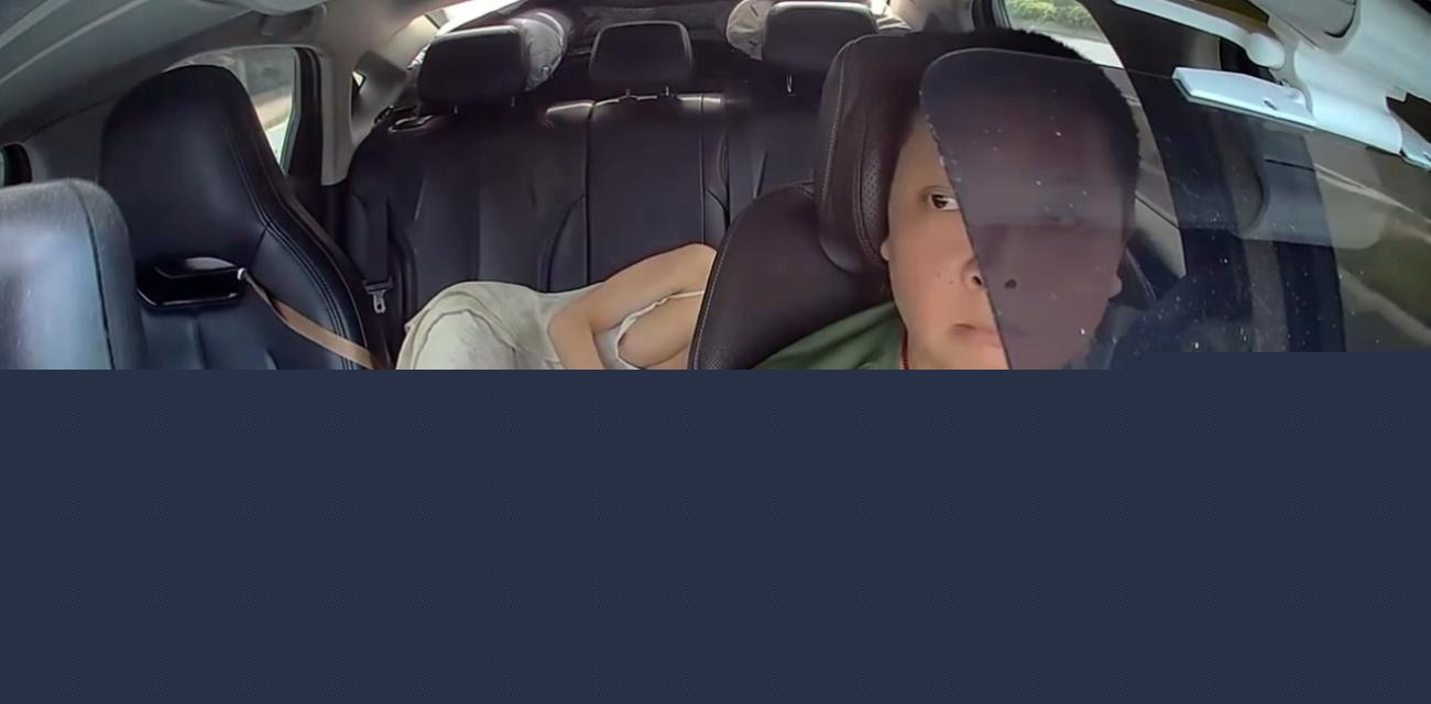 网约车后座太养眼 不慎露点.jpg 网约车后座太养眼 不慎露点.jpg