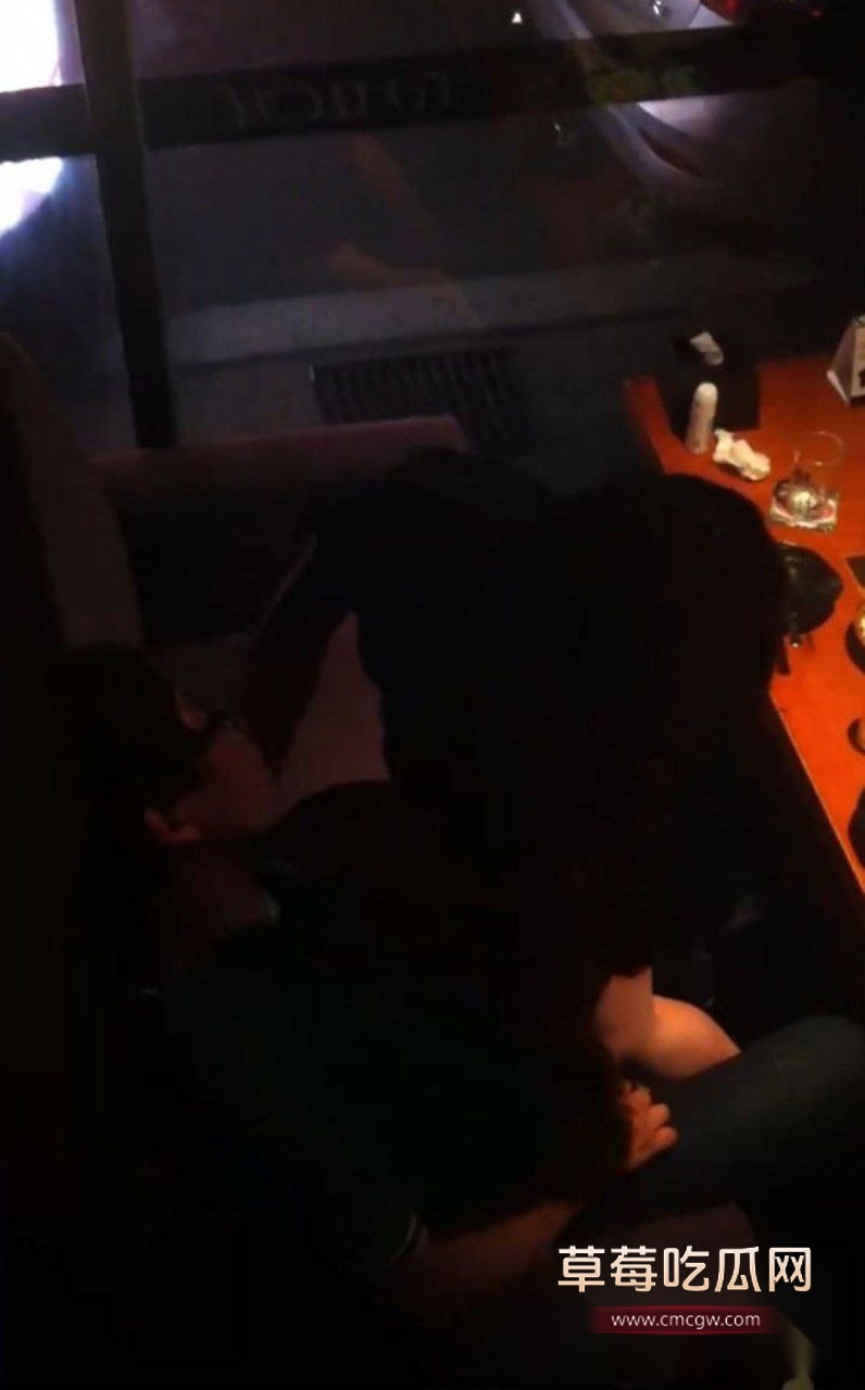 女孩跨坐骑乘 3 女孩跨坐骑乘 3