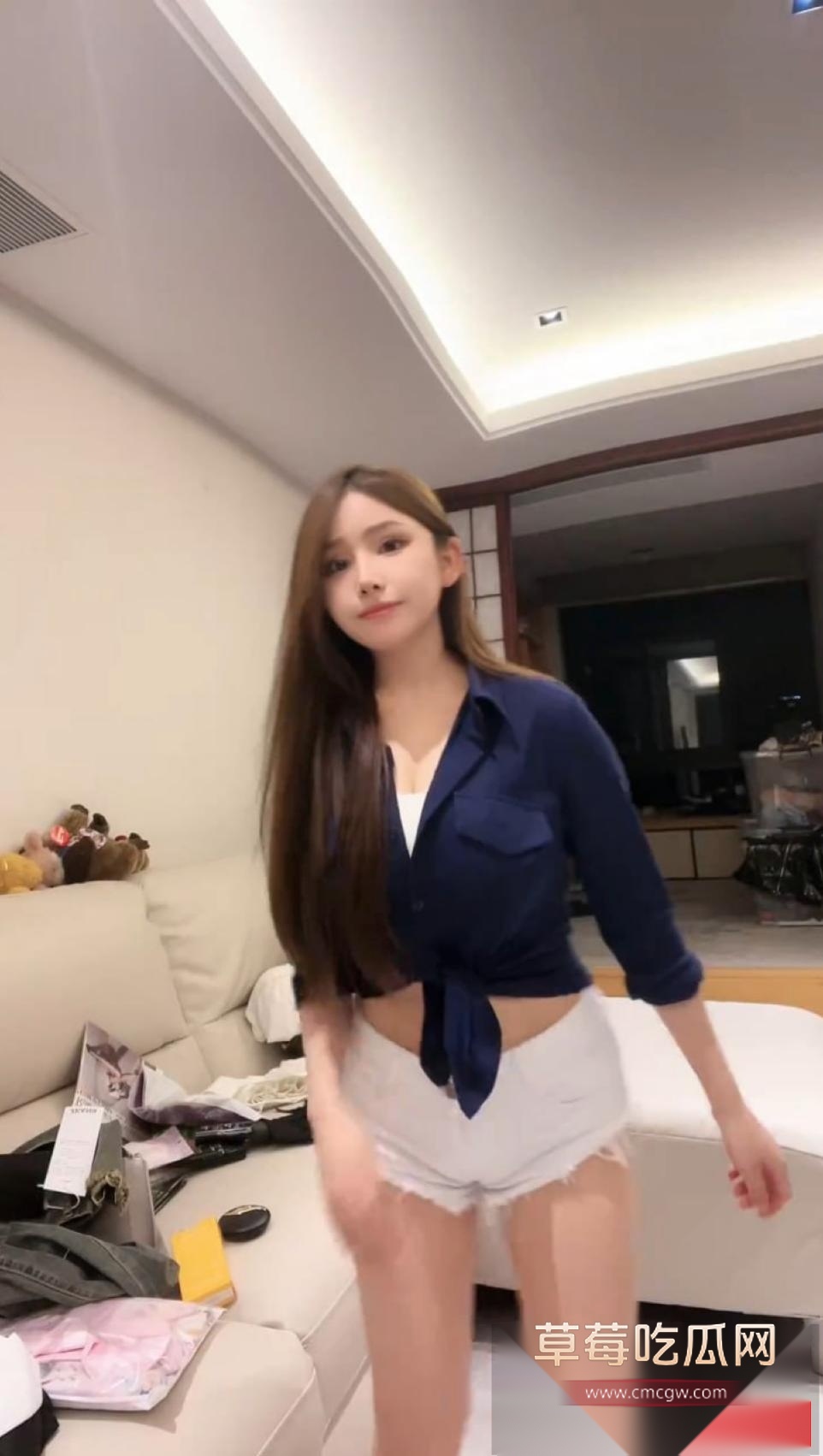 抖音百万粉丝网红 晶骡子 裸聊视频曝光 这位高颜值嫩妹在线风骚展露自己的八字奶一线天美穴 自慰扣到喷水！ 2