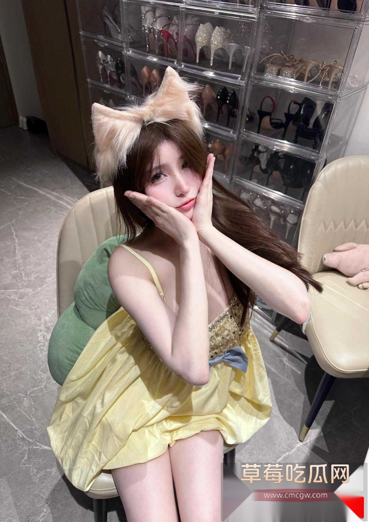 抖音百万粉丝网红 晶骡子 裸聊视频曝光 这位高颜值嫩妹在线风骚展露自己的八字奶一线天美穴 自慰扣到喷水！ 7