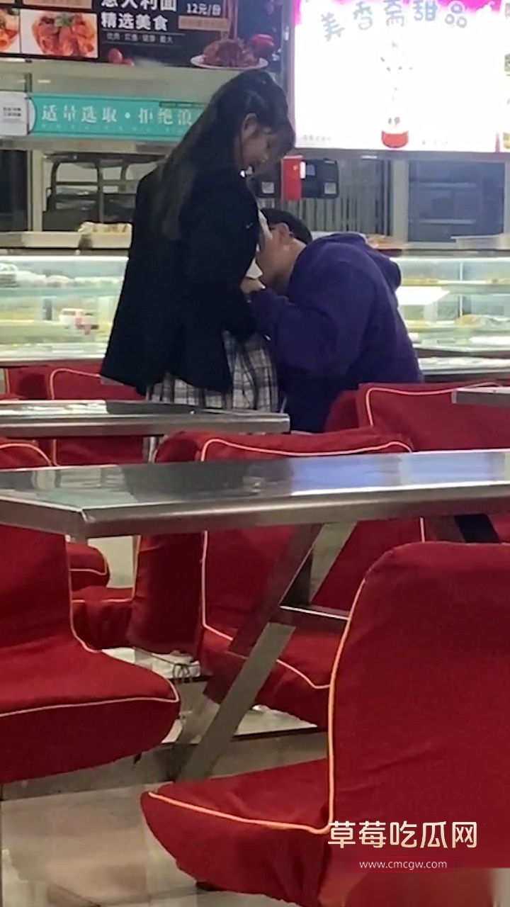 哈尔滨理工大学荣成学院食堂惊现情侣不雅动作 男生旁若无人的撩起女友jk超短裙不停扣逼 开放的不行 1