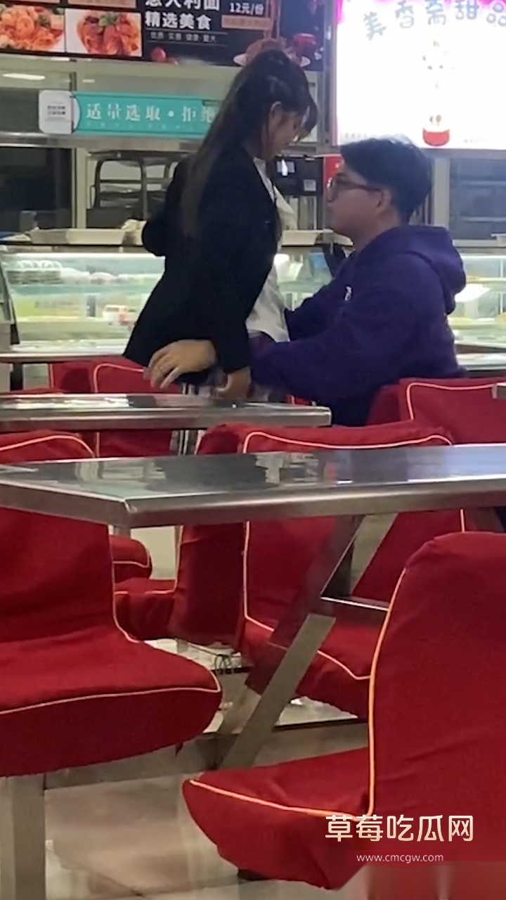 哈尔滨理工大学荣成学院食堂惊现情侣不雅动作 男生旁若无人的撩起女友jk超短裙不停扣逼 开放的不行 2