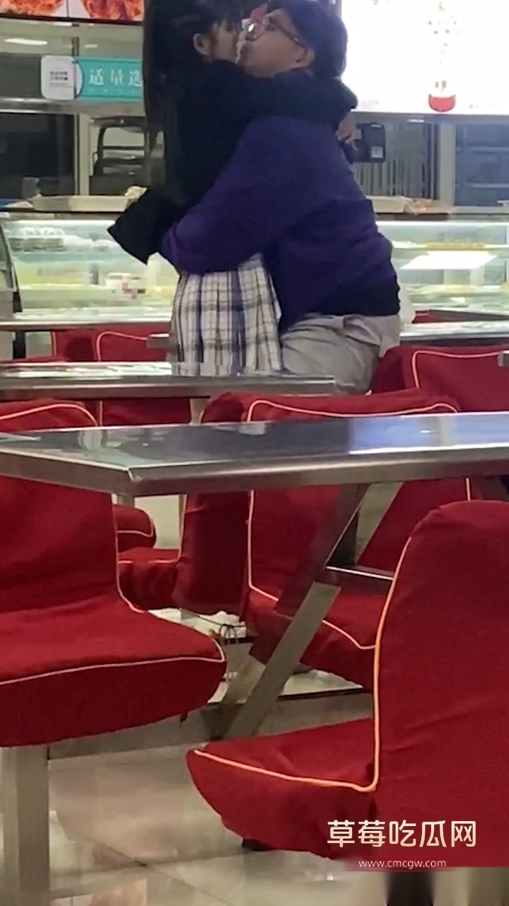哈尔滨理工大学荣成学院食堂惊现情侣不雅动作 男生旁若无人的撩起女友jk超短裙不停扣逼 开放的不行 3