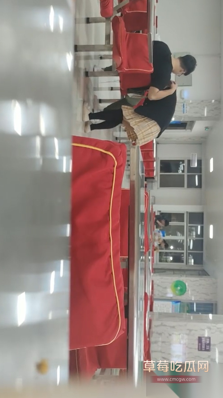 哈尔滨理工大学荣成学院食堂惊现情侣不雅动作 男生旁若无人的撩起女友jk超短裙不停扣逼 开放的不行 4