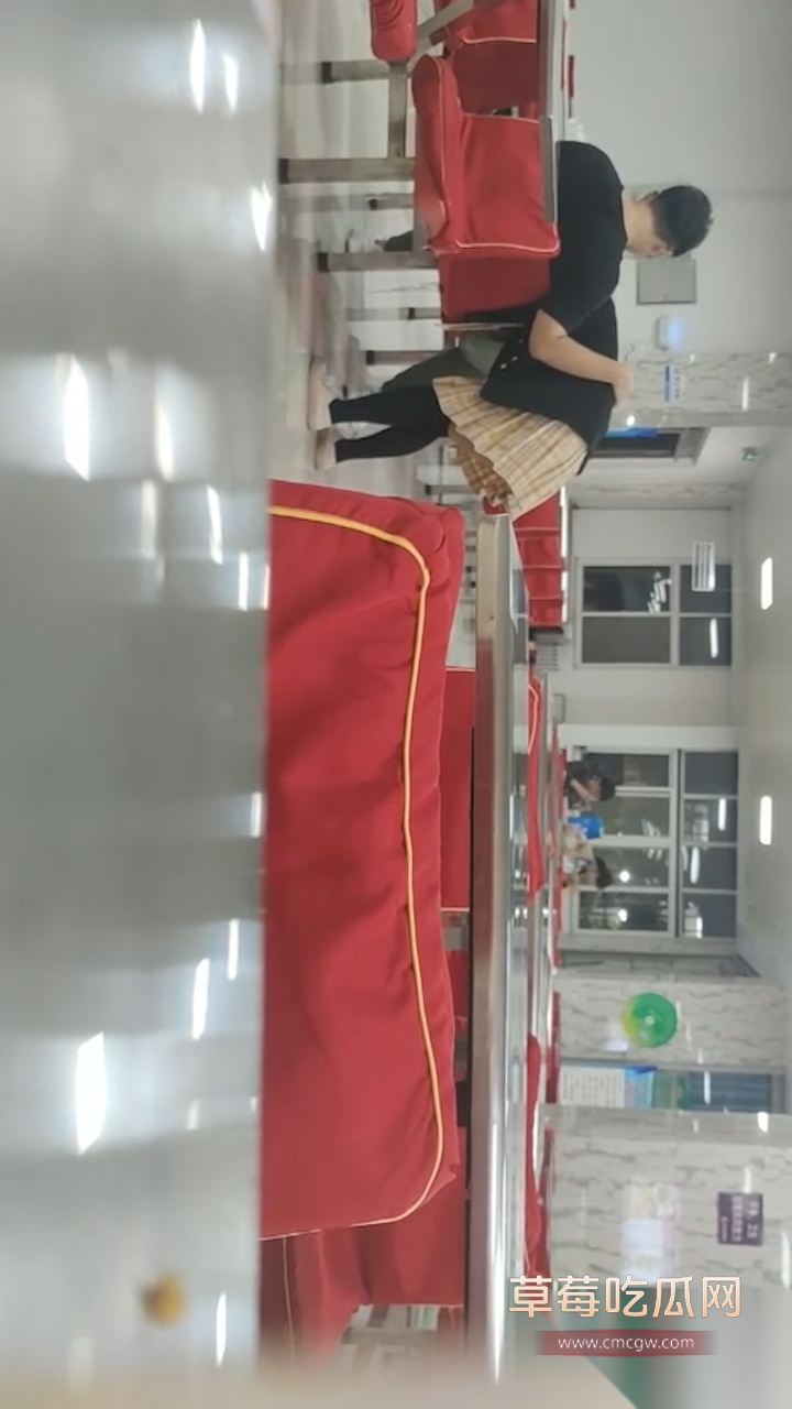 哈尔滨理工大学荣成学院食堂惊现情侣不雅动作 男生旁若无人的撩起女友jk超短裙不停扣逼 开放的不行 5