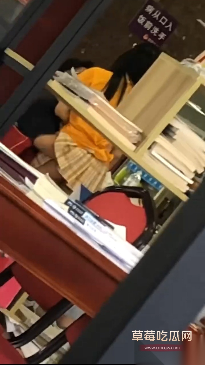 哈尔滨理工大学荣成学院食堂惊现情侣不雅动作 男生旁若无人的撩起女友jk超短裙不停扣逼 开放的不行 6