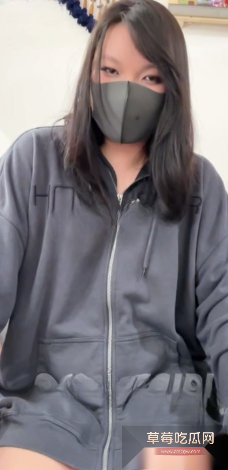 推特肥臀测评博主 十二12 花高价鉴赏平台爆火福利姬 大黑屌爆干身穿红色爱心情趣内衣的骚货 干到求饶！ 1