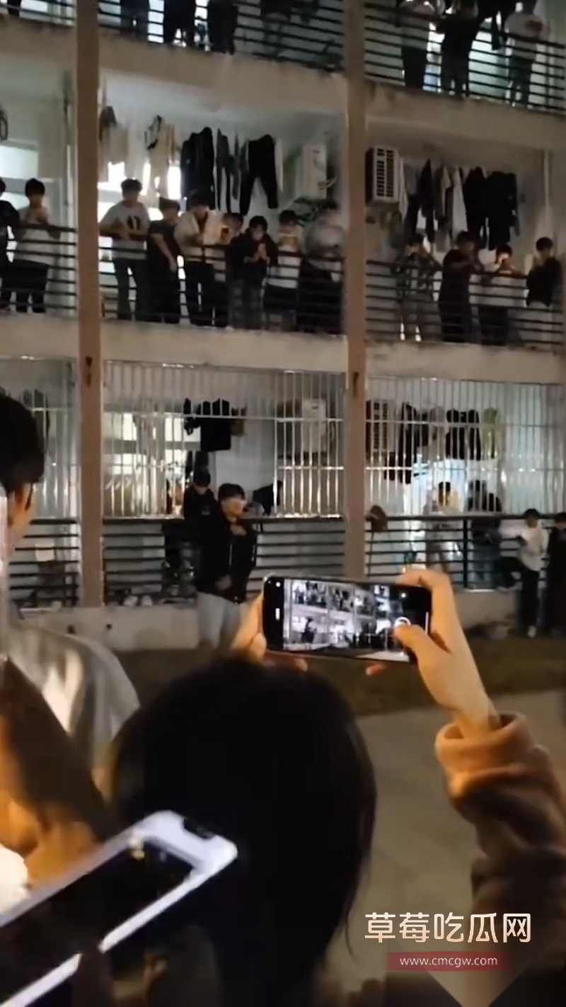 近期因舆论管控 国内最火的同性软件blued被下架 引起同性恋团体大恐慌 间接导致芜湖职业技术学院男男表白直接火出圈 在抖音上被称为英雄！ 6