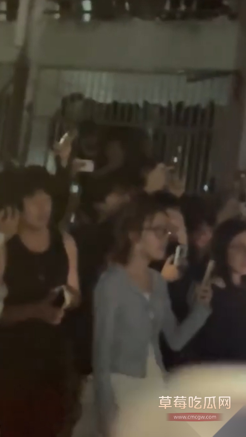 近期因舆论管控 国内最火的同性软件blued被下架 引起同性恋团体大恐慌 间接导致芜湖职业技术学院男男表白直接火出圈 在抖音上被称为英雄！ 7