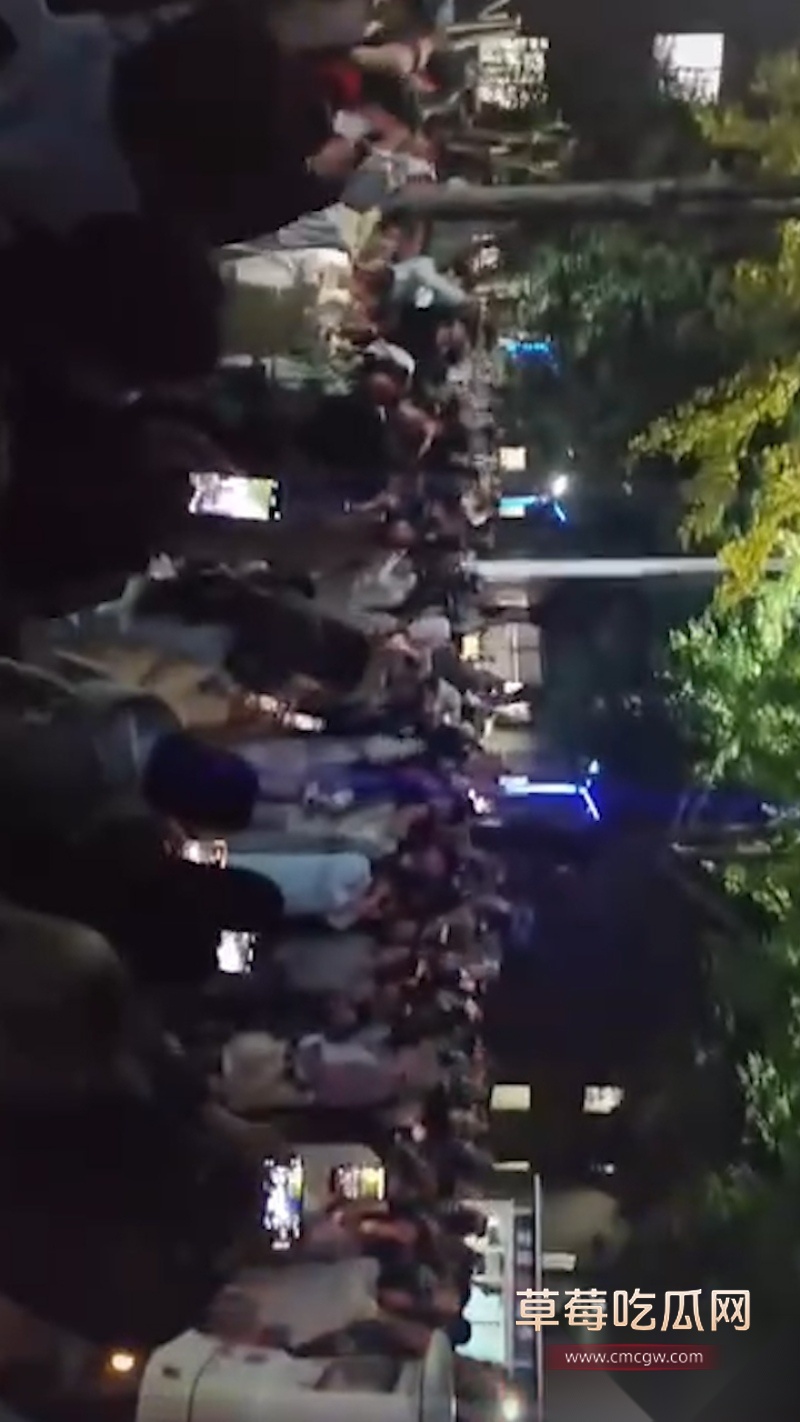 近期因舆论管控 国内最火的同性软件blued被下架 引起同性恋团体大恐慌 间接导致芜湖职业技术学院男男表白直接火出圈 在抖音上被称为英雄！ 9