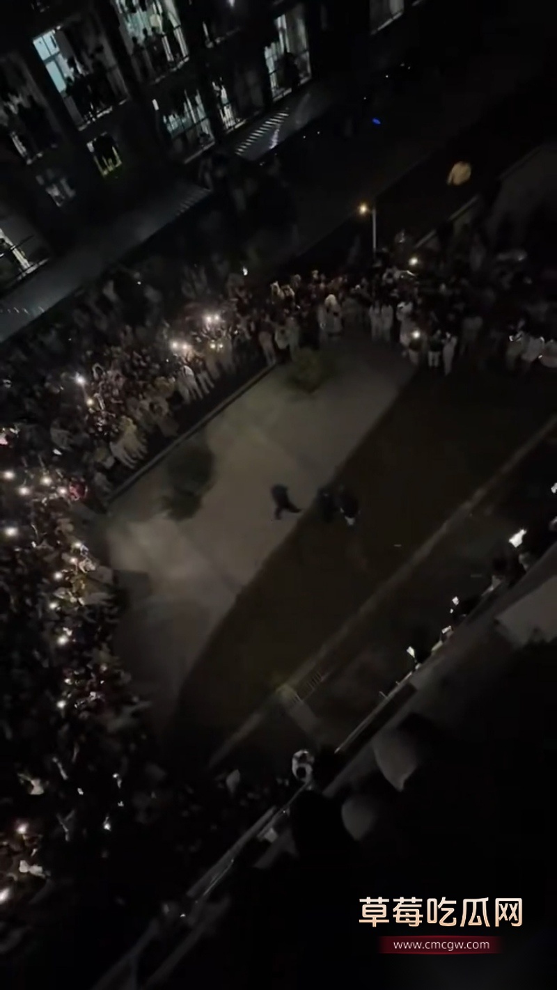 近期因舆论管控 国内最火的同性软件blued被下架 引起同性恋团体大恐慌 间接导致芜湖职业技术学院男男表白直接火出圈 在抖音上被称为英雄！ 10