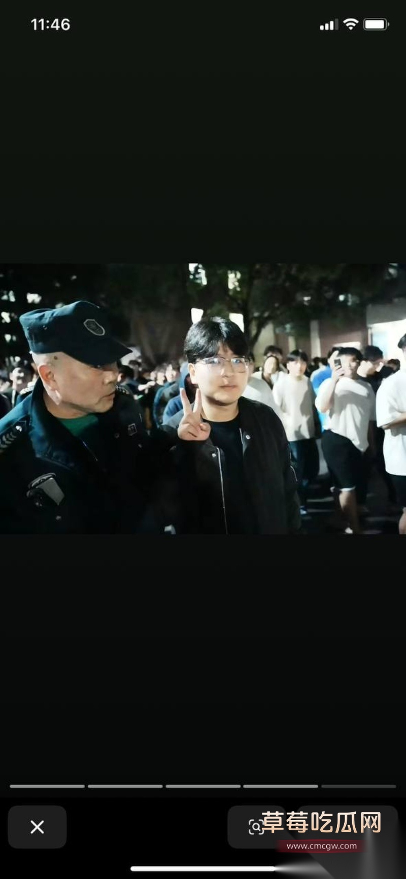 近期因舆论管控 国内最火的同性软件blued被下架 引起同性恋团体大恐慌 间接导致芜湖职业技术学院男男表白直接火出圈 在抖音上被称为英雄！ 16